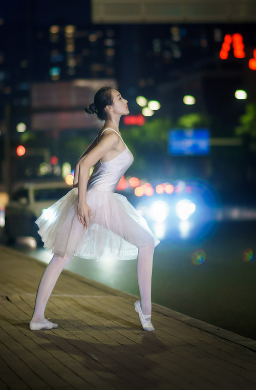 爱游戏ayx-《《和平精英》全国争霸，决战正酣》，和平精英官方比赛直播