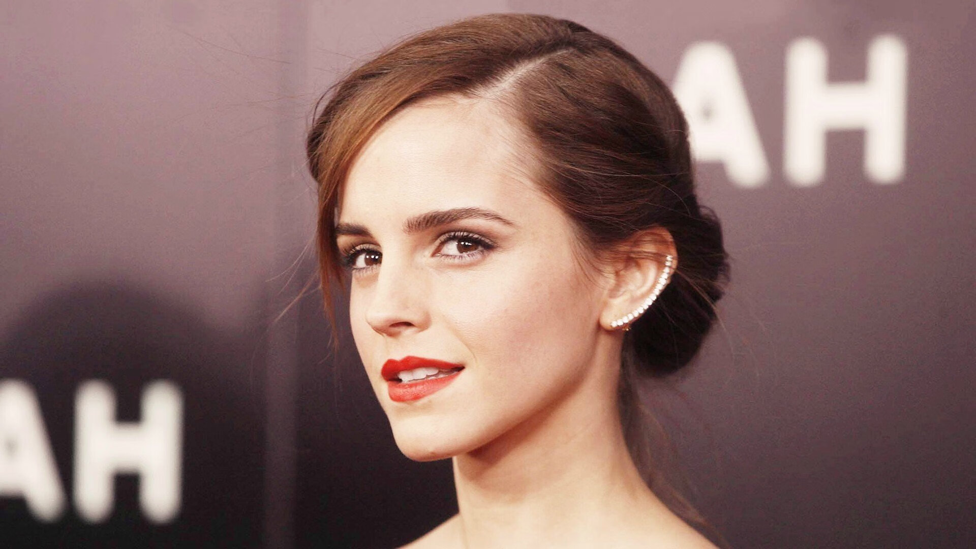 爱游戏登录入口-《明星主播助力赛事：直播互动引爆现场氛围》，主播联赛明星专场视频