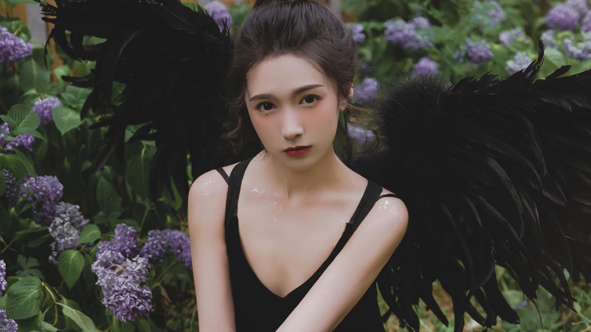 在一次NBA历史纪录比赛中，库里投中14个三分，刷新“单场远投”纪录！